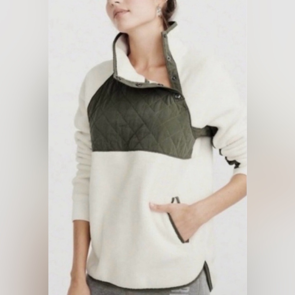 Abercrombie & Fitch White and Green Sweatshirt